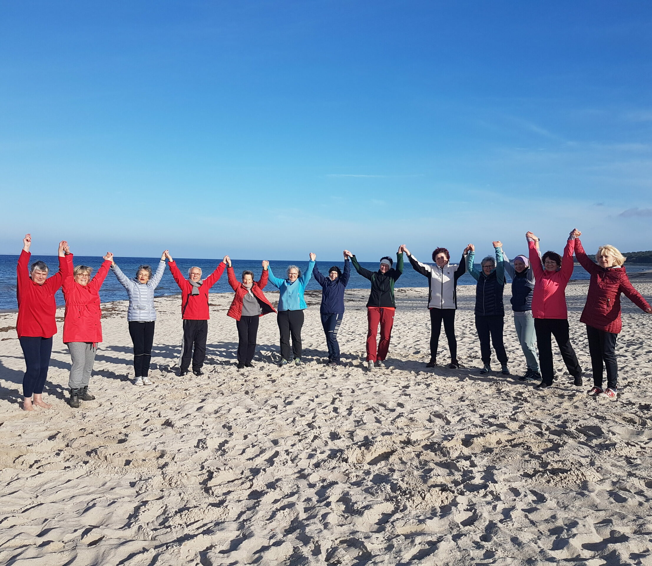 Margoscha Gebauer am Strand mit einer Frauengruppe beim Gruippenretreat